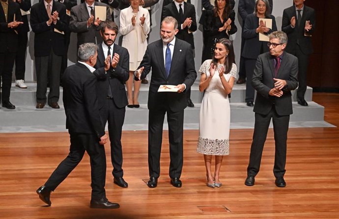 Los Reyes, Don Felipe y Doña Letizia, le entregan el Premio Nacional de Diseño de Moda (2022) a Ángel Schlesser en la gala de entrega de los premios Nacionales de Cultura 2022 y 2023 en el Museo nacional de arte Reina Sofía 