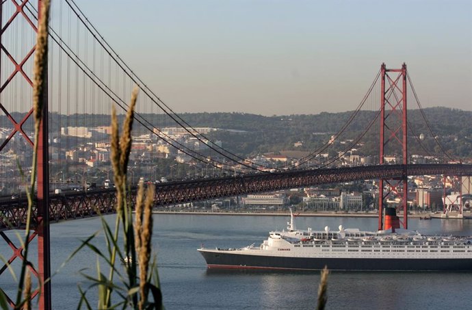 Archivo - Vista del puente 25 de abril, en Lisboa (Portugal).