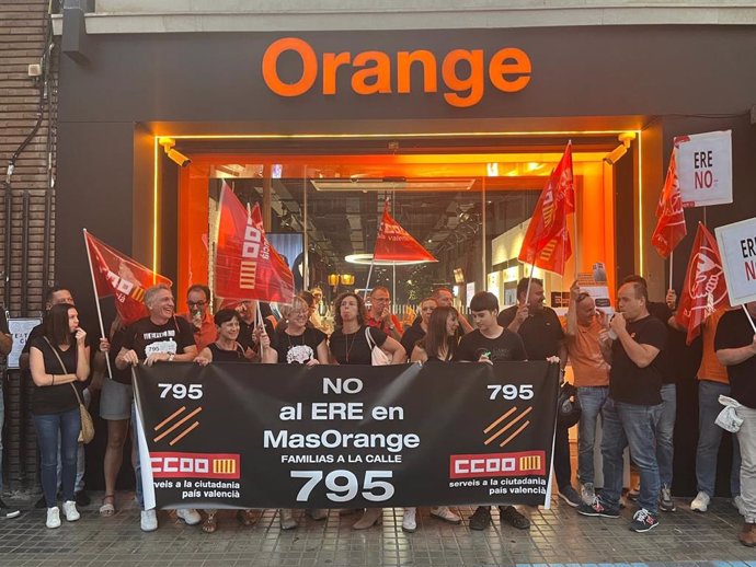 Trabajadores se concentran contra el ERE de MasOrange que afecta a 795 personas y reclaman "mejores condiciones"