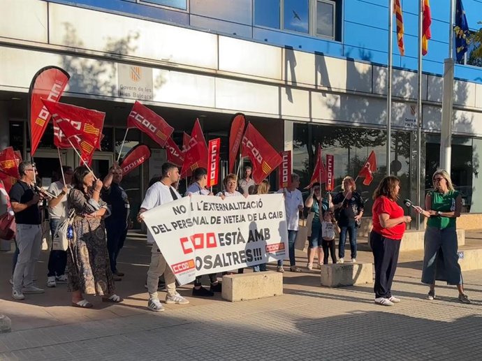 Un grupo de limpiadoras de institutos y representantes de CCOO se manifiestan fente a la sede de la Dirección General de Función Pública del Govern.