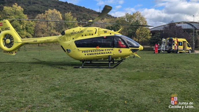 Helicóptero de Protección Civil y Emergencias para evacuar a una senderista herida en 'La Travesona, en Posada de Valdeón (León).