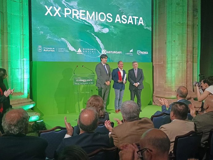 El consejero de Ciencia, Borja Sánchez, tras entregar el premio a la Promoción de la Economía Social a TUSGSA.