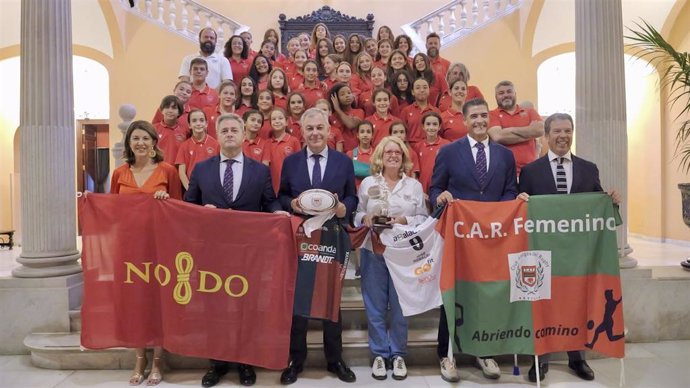 El alcalde de Sevilla, José Luis Sanz, junto a los miembros del Club Amigos del Rugby en el Ayuntamiento.