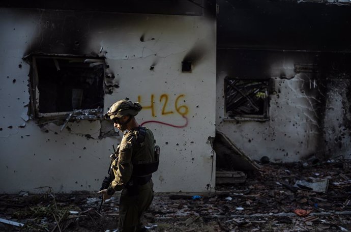 Archivo - 14 October 2023, Israel, Be'eri: An Israeli soldier patrols the area in Kibbutz Be'eri near the Israeli-Gaza border. Photo: Ilia Yefimovich/dpa