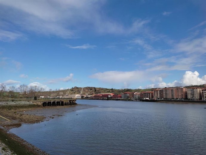 Archivo - Jornada poco nubosa en Bilbao