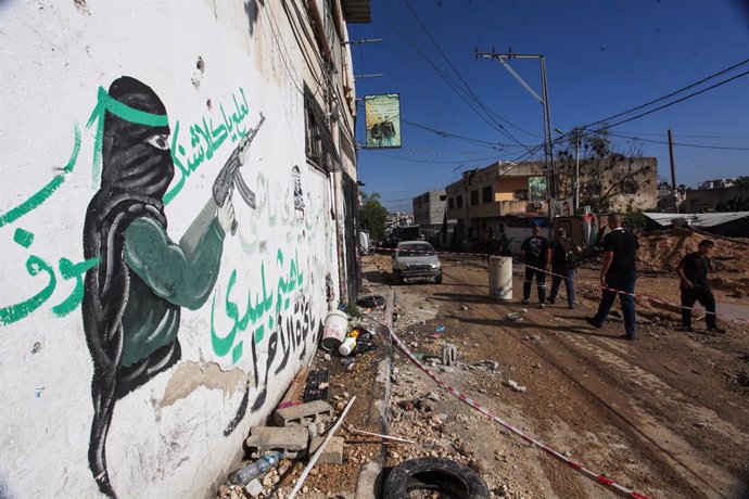 Archivo - November 7, 2023, Tulkarm, West bank, Palestine: Palestinians walk through a destroyed street after an Israeli military raid in Tulakrem refugee camp in the West Bank.