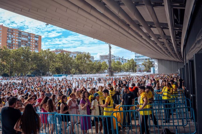 Archivo - Cientos de fans hacen cola para entrar al concierto en las inmediaciones del Estadio Santiago Bernabéu, antes del segundo concierto de Taylor Swift, a 30 de mayo de 2024, en Madrid (España). La artista estadounidense Taylor Swift actuó ayer y ho