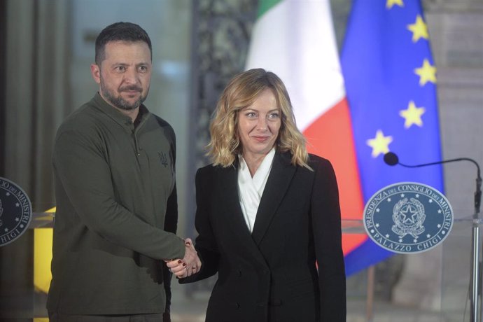 El presidente de Ucrania, Volodimir Zelenski (izquierda), y la primera ministra de Italia, Giorgia Meloni (derecha)