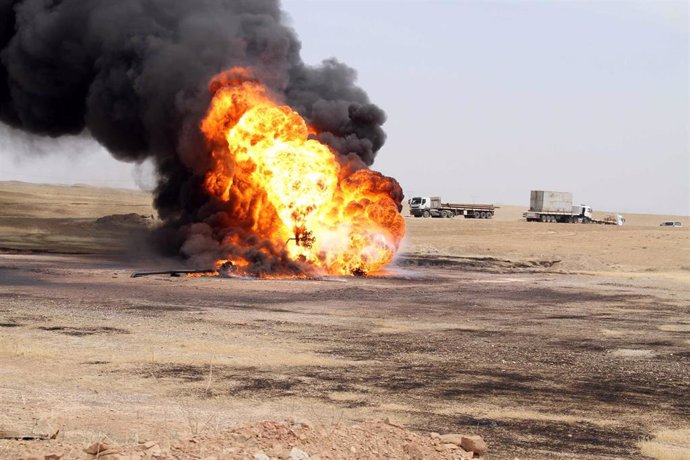 Archivo - Imagen de archivo de un ataque contra un campo petrolífero en Irak