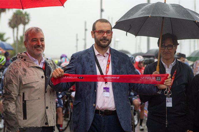 Archivo - L'alcalde de Barcelona, Jaume Collboni; l'alcalde de Mataró, David Bote, i el primer secretari del PSC, Salvador Illa, durant la sortida de la segona etapa de la Tornada ciclista a Espanya 2023