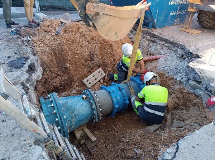 Archivo - Trabajos de mantenimiento en una tubería en Puertollano.