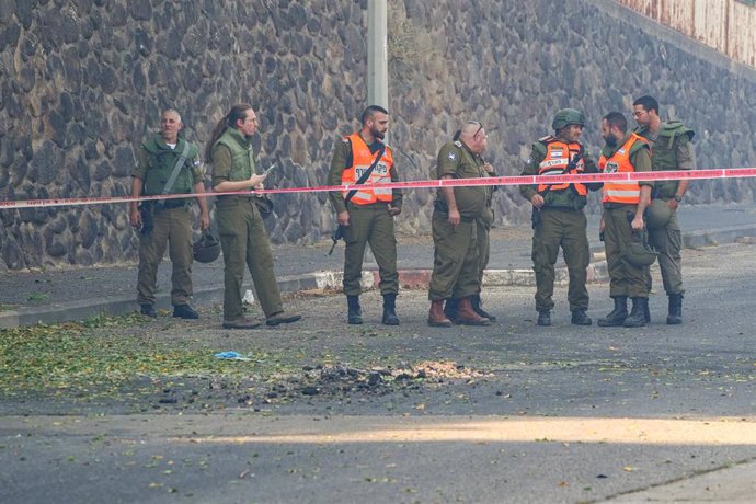 Agentes de las fuerzas de seguridad de Israel tras un ataque con proyectiles por parte del partido-milicia chií Hezbolá contra Kiryat Shmona, en el norte del país (archivo)