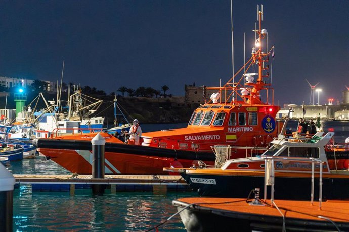 Llegada de varios migrantes tras ser rescatados por Salvamento Marítimo al muelle de Puerto Naos, a 18 de septiembre de 2024, en Arrecife, Lanzarote, Canarias (España). Salvamento Marítimo ha rescatado de madrugada dos cayucos con 110 migrantes a bordo cu