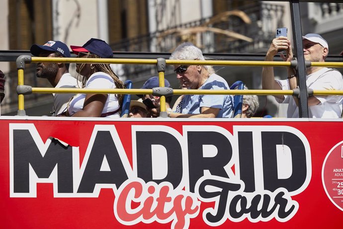 Archivo - Turistas en un bus turístico de Madrid