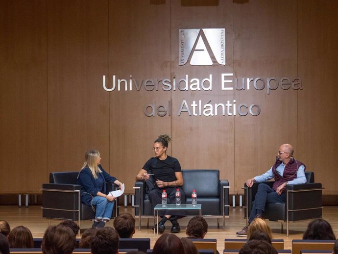 Laura Nicholls participa en una mesa redonda organizada por UNEATLANTICO por el Día de la Salud Mental