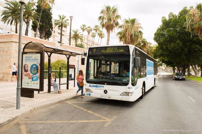 Archivo - Parada en el Puerto del autobus de la línea 7, que llega al polígono Santa Ana