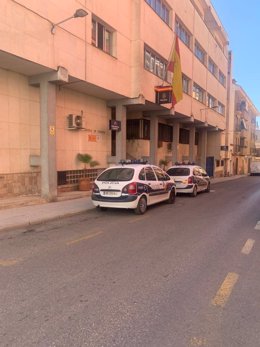 Archivo - Vehículos policiales en la comisaría de Linares