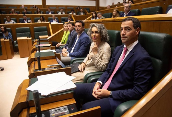 El lehendakari, Imanol Pradales, en el pleno de control del Parlamento vasco