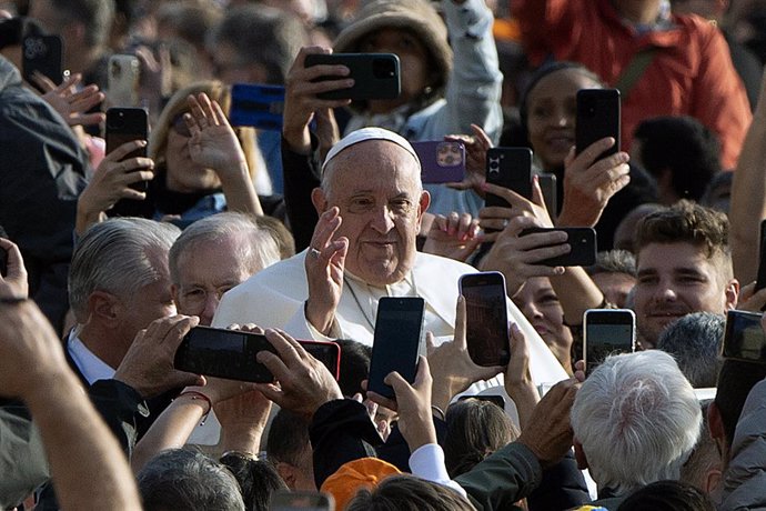 09 October 2024, Vatican, Vatican City: Pope Francis arrives for the weekly general audience at St Peter's square in The Vatican. Photo: Alessia Giuliani/IPA via ZUMA Press/dpa