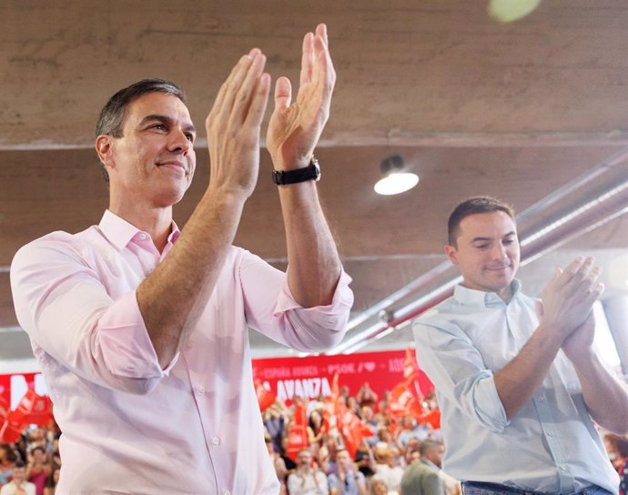 Archivo - El secretario general del PSOE y presidente del Gobierno, Pedro Sánchez (i), y el líder del PSOE-M, Juan Lobato (d).