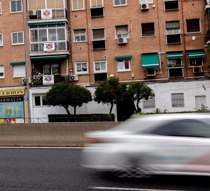 Archivo - Vecindad de Campamento reclama el soterramiento de los 700 metros en la A-5