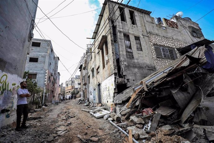 Archivo - Un palestino frente a un edificio destruido por Israel en el campamento de refugiados de Nur Shams, situado en Tulkarem, Cisjordania (archivo)