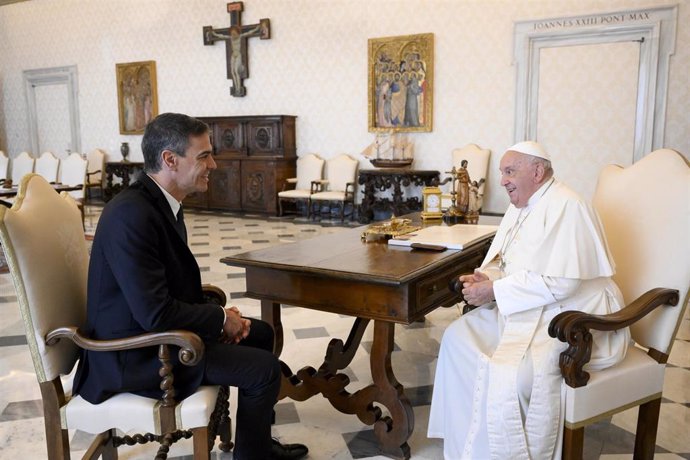 El presidente del Gobierno, Pedro Sánchez (i), es recibido en audiencia por el Papa Francisco (d), en la Biblioteca Apostólica del Vaticano, a 11 de octubre de 2024, en Ciudad del Vaticano (Ciudad del Vaticano). Durante el encuentro, han abordado los esfu