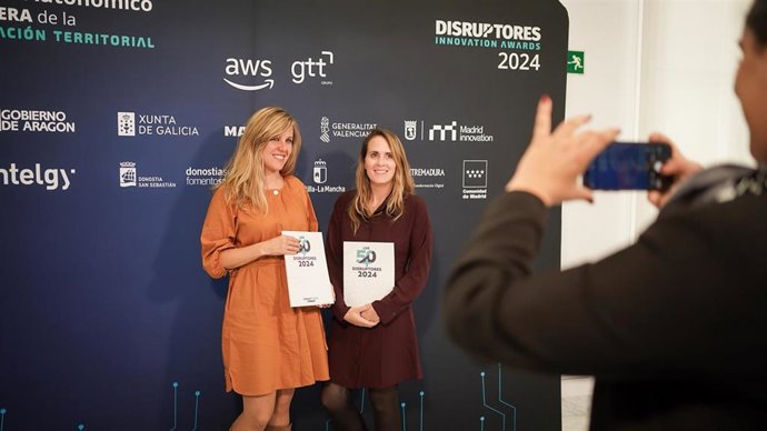 Archivo - Nerea Larrea y Elvira Villafranca, integrantes de TracasaWomenTIC, durante la entrega de los Disruptores Innovation Awards 2024.
