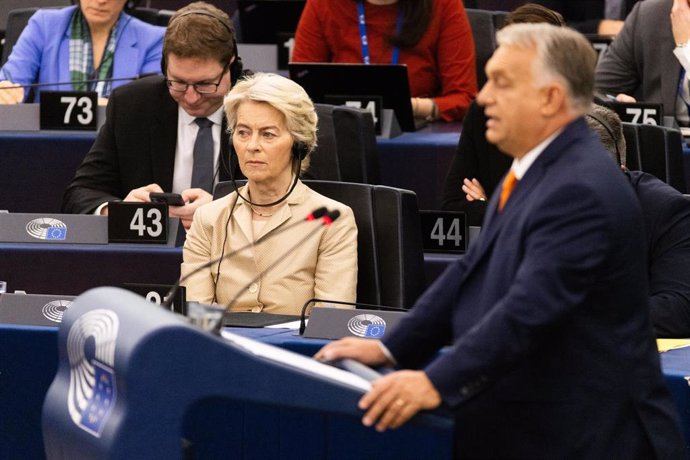 La presidenta de la Comisión Europea, Ursula Von der Leyen, escucha en la Eurocámara el discurso del primer ministro de Hungría, Viktor Orbán