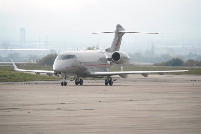 Archivo - Avión en el aeropuerto de Foronda