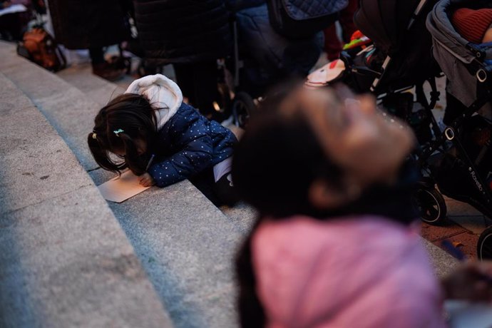 Archivo - Una niña escribe su carta en la Fundación Madrina en la Plaza de San Amaro de Madrid. 