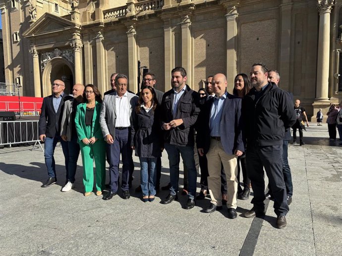 El portavoz parlamentario de VOX en las Cortes de Aragón, Alejandro Nolasco; la presidenta del Parlamento, Marta Fernández; y otros dirigentes de este partido en la Comunidad Autónoma.