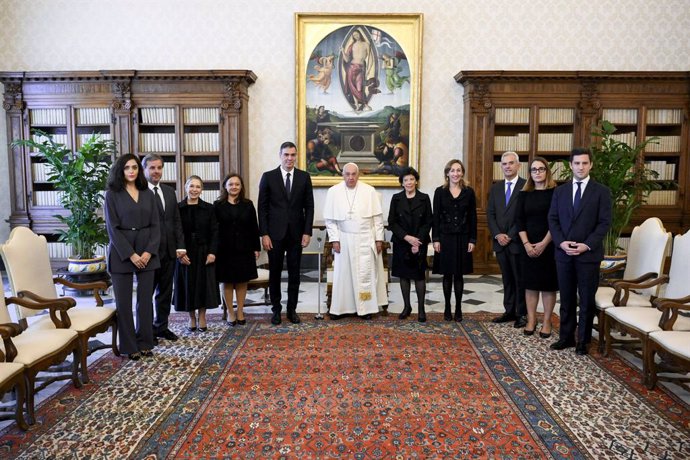 El presidente del Gobierno, Pedro Sánchez (5i), el Papa Francisco (c) y la embajadora española en el Vaticano, Isabel Celaá (5d), durante una audiencia en la Biblioteca Apostólica del Vaticano, a 11 de octubre de 2024, en Ciudad del Vaticano (Ciudad del V