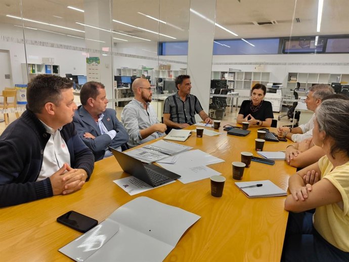 El director insular de Seguridad y Emergencias, Iván Martín, mantiene un encuentro con la directora insular de Patrimonio Histórico y Planificación, Isabel de Esteban, y técnicos del área
