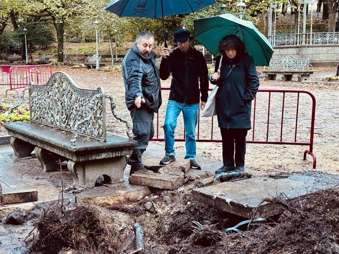 La alcaldesa de Santiago, Goretti Sanmartín, junto al concejal responsable de Parques y Jardines comprobando la afectación del temporal 'Kirk' en la Alameda.