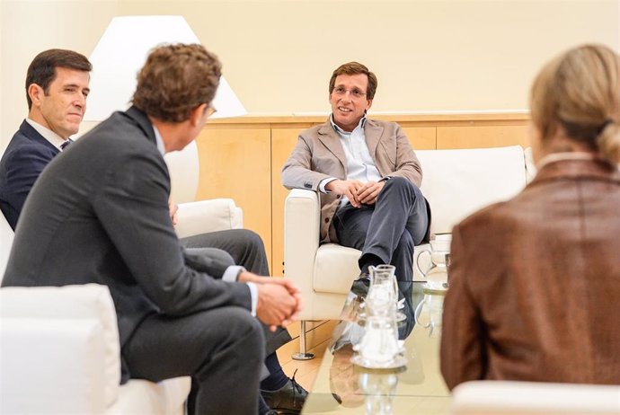 Encuentro entre el alcalde, José Luis Martínez-Almeida, y el consejero delegado de la L'Oréal Groupe para España y Portugal, Juan Alonso de Lomas