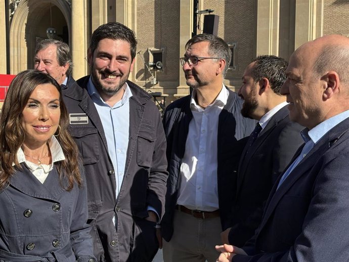 El portavoz parlamentario de VOX en Aragón, Alejandro Nolasco, y la presidenta de las Cortes autonómicas, Marta Fernández; con otros dirigentes de este partido.