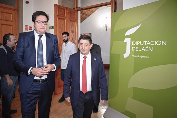 El ministro para la Transformación Digital y de la Función Pública, Óscar López (i) y el presidente de la Diputación de Jaén , Francisco Reyes (d)