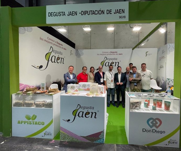 Javier Perales (5d), en el estand de la Diputación de Jaén en Fruit Atraccion.