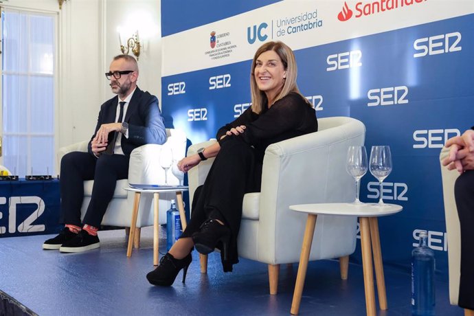 La presidenta de Cantabria, María José Sáenz de Buruaga, interviene en el Foro Ser Cantabria.