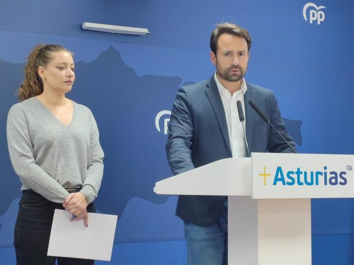 El presidente del PP de Asturias, Álvaro Queipo, y la vicesecretaria nacional de Educación y Sanidad, Ester Muñoz en la sede autonómica del PP.