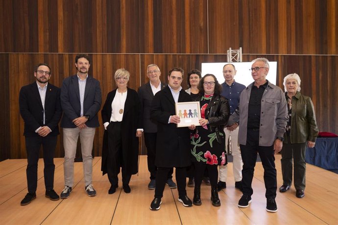 El vicepresidente Taberna en el acto de entrega de la distinción como Persona Voluntaria de Navarra de 2024 a María José Leoz.