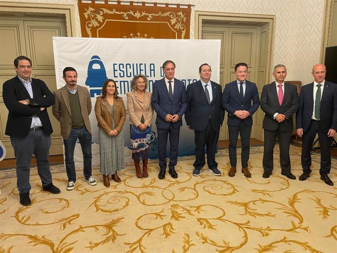 Foto de familia de presentación de la Escuela de Emprendimiento de Salamanca con el alcalde en el centro.