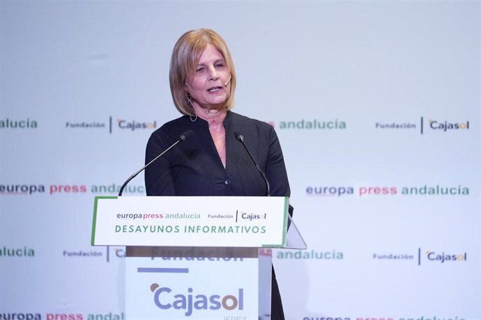 La alcaldesa y presidenta de la Federación Española de Municipios y Provincias (FEMP), María José García-Pelayo, durante su intervención en el encuentro informativo de Europa Press Andalucía. 