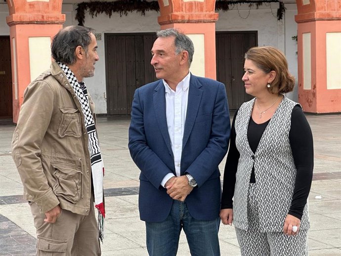 Enrique Santiago (centro) habla con Juan Hidalgo (izda.), junto a Irene Ruiz (dcha.) en la Plaza de la Corredera de Córdoba.