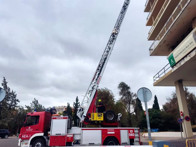 Bomberos durante el simulacro de incendio.