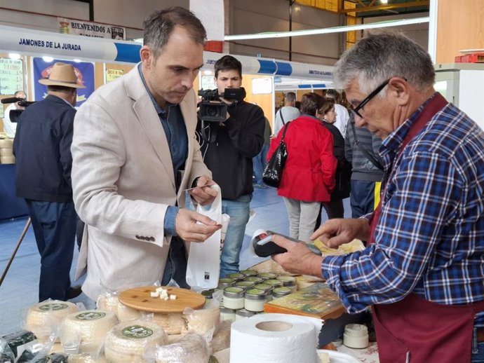 El coordinador de IU Andalucía, Toni Valero, en la Real Feria del Ganado de Villanueva de Tapia (Málaga).