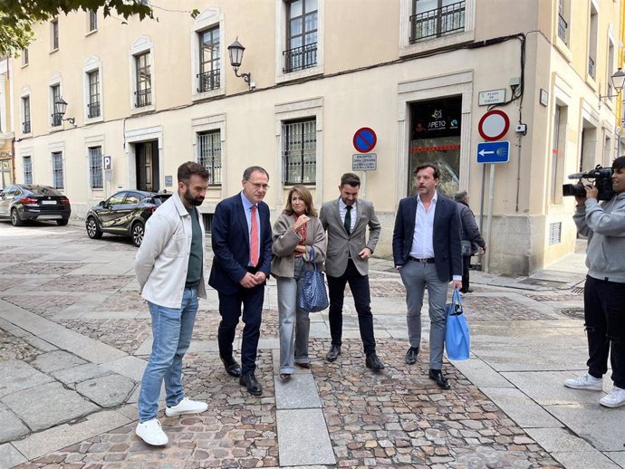 EDavid Gago, concejal del Ayuntamiento de Zamora; Ángel Blanco, subdelegado del Gobierno; Raquel Sánchez, directora de Paradores; Antidio Fagúndez, diputado del PSOE y Ricardo Mar, secretario general de Paradores.