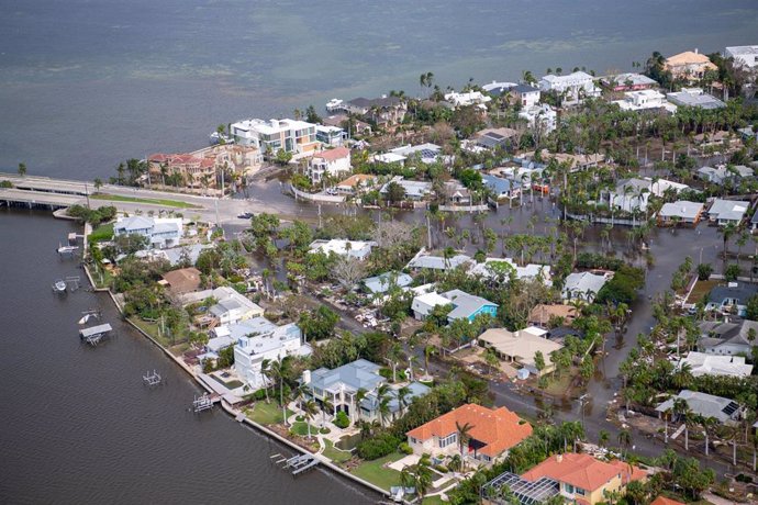 Paso del huracán 'Milton' por el cabo de Siesta, en Florida 