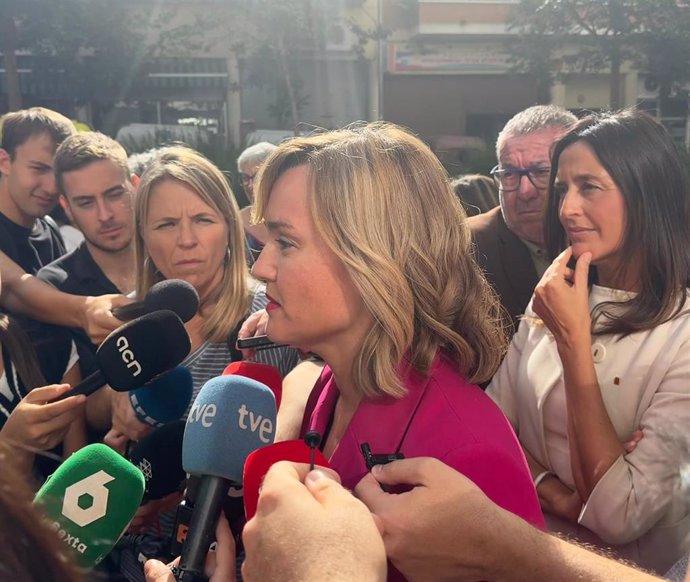 La ministra Pilar Alegría en Santa Coloma de Gramenet (Barcelona) este viernes junto a la consellera Esther Niubó